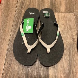 NWT Sanuk flip flops